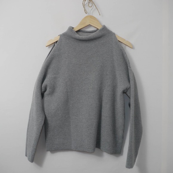 Amaryllis Cold Shoulder Gray Knit Sweater Size M - Picture 1 of 9